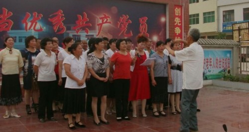 商南县试马镇“夕阳红”乐队为群众搭起“精神乐园”