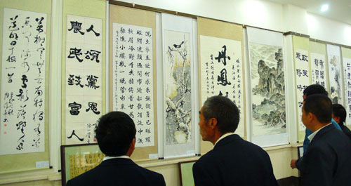 丹凤举行迎国庆新农村建设书画展