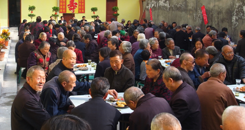 山阳县城关镇东关社区举办敬老茶话会