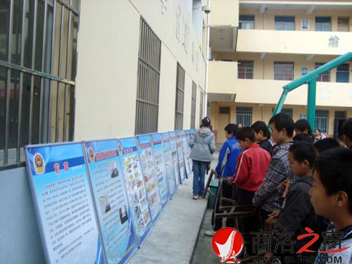 学生参观事故展板.jpg