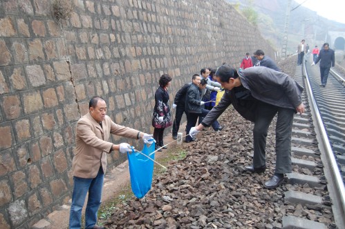 丹凤法院以实际行动支持创卫工作