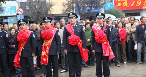 柞水隆重欢迎赴新疆抓捕逃犯专案组凯旋