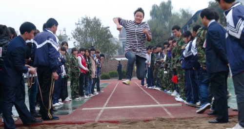 丹凤县职教中心举行了2011年秋季田径运动会