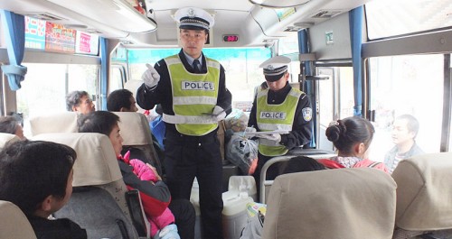 镇安县交管大队开展违法行为集中整治活动