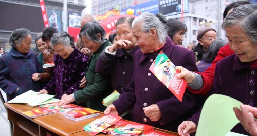 镇安4.1万名年满60周岁的老人将按月领上养老金