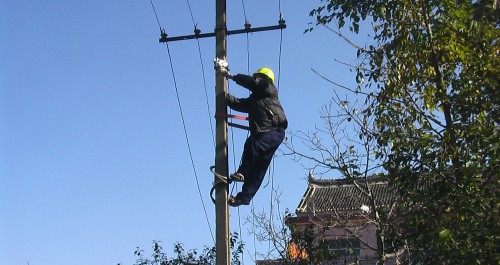 洛南柏峪寺电管站免费为群众更换下户线