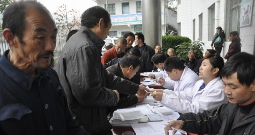 镇安县残联下乡服务把党和政府的温暖送到残疾人身边