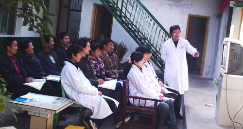 商南魏家台组织镇卫生院医生和所有村医进行培训