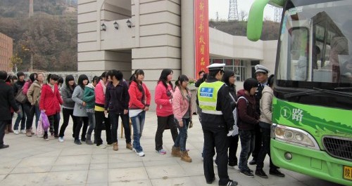 柞水交警调集12辆公交车护送1800多名学生回家