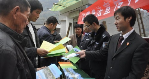 米粮镇开展“送法进村组”