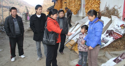 柞水：“严冬有情，计生送暖”