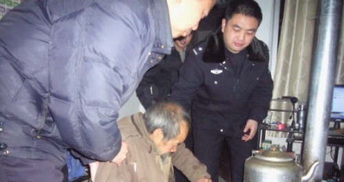 寒冬深夜遇流浪老人 民警齐心送温暖