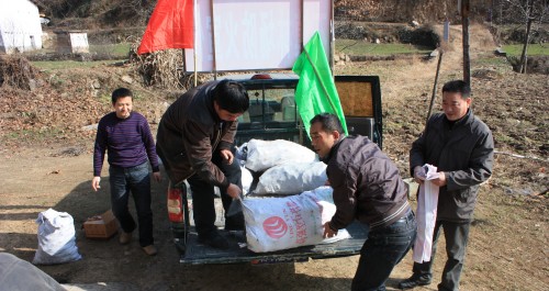 石镇林场职工温暖过冬