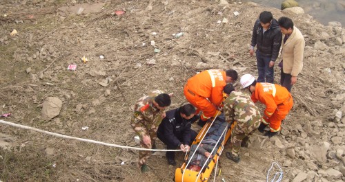 公安消防合力施救坠桥青年