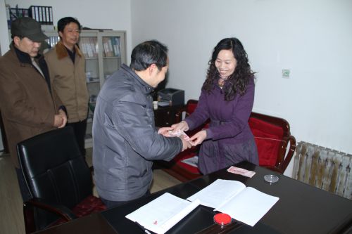 柞水计生局工会与县工会联手开展献爱心活动