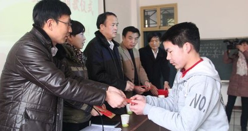 香港慈善基金会爱心捐助商南高中贫困生