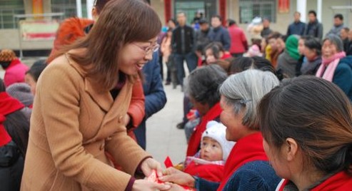 山阳县妇联为中村镇40位贫困母亲送去慰问金