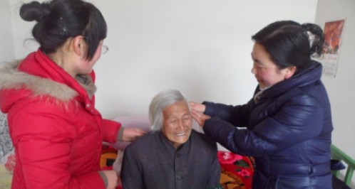 丹凤县庾岭镇敬老院里庆“三八”