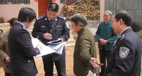 洛南县城关派出所民警上门换发二代身份证