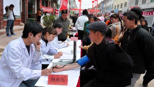 洛南县“学雷锋见行动服务三农三下乡”活动启动仪式在三要镇举行