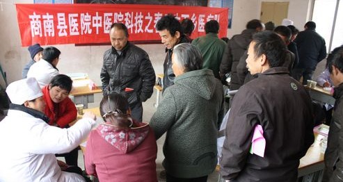 十里坪镇为群众义诊送药