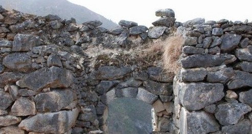 陕西镇安发现200余处罕见明清古山寨 大陆罕见