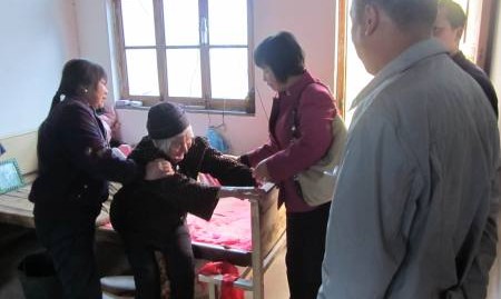 丹凤县委老干局帮扶困难老人