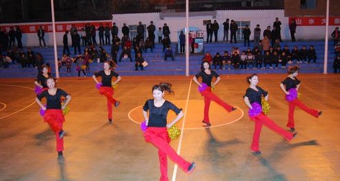 柞水县第一支篮球拉拉队成立