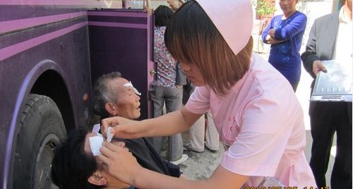 省复明手术车开进洛南