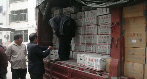 商州区林业局帮助核桃种植户防治病虫害