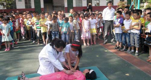 商镇中心小学举行防溺水安全演练