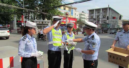 商州交警大队领导送防暑药品