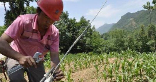 电力工人战酷暑 山区百姓见光明