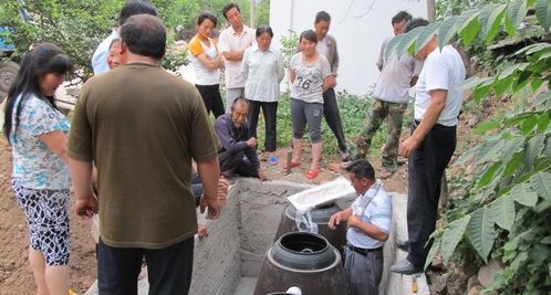 丹凤县积极改造农村旱厕