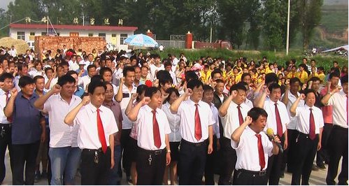 洛南柏峪寺镇党委重温入党誓词