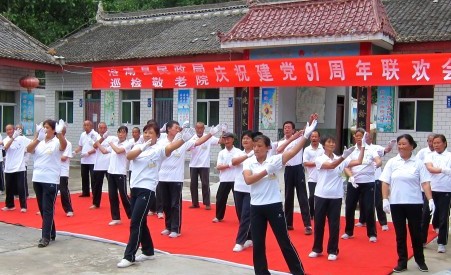 洛南县民政局和敬老院老人共庆党的生日