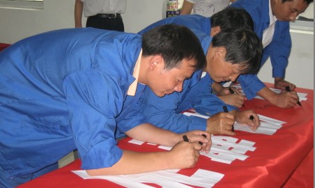 丹凤县总工会组织开展“安全承诺签名”活动