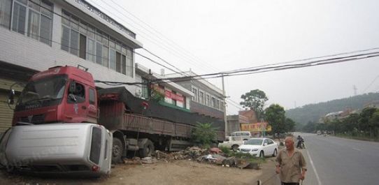 三一二国道商州夜村段发生惊魂车祸