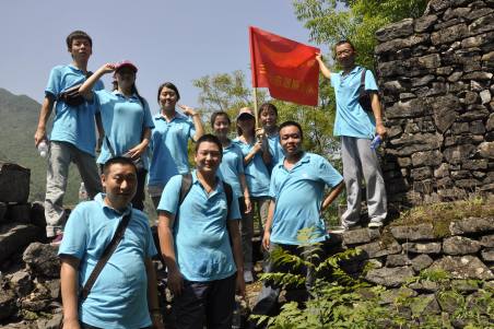 镇安米粮镇古寨受到大学生关注