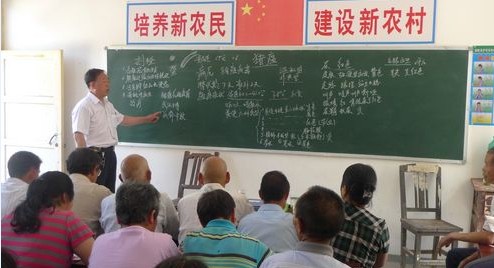 商镇政府邀请畜牧专家为群众讲解畜牧养殖技术