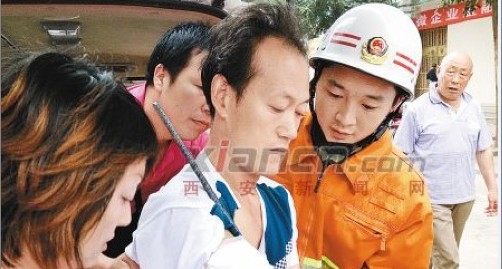 男子钢筋穿右臂 消防战士急救援