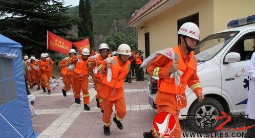 商州区在南秦水库举行了大规模防汛抢险演练