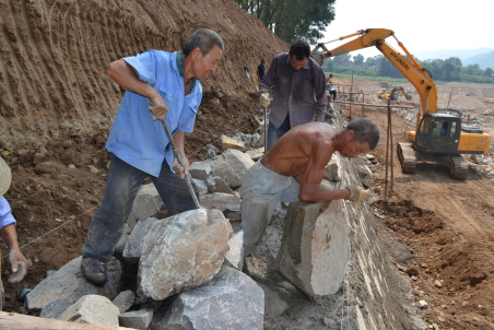 丹凤县多方筹资加固丹江堤防