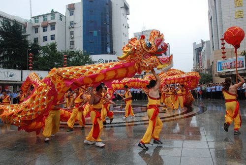 洛南县邀请重庆铜梁龙舞队进行舞龙表演