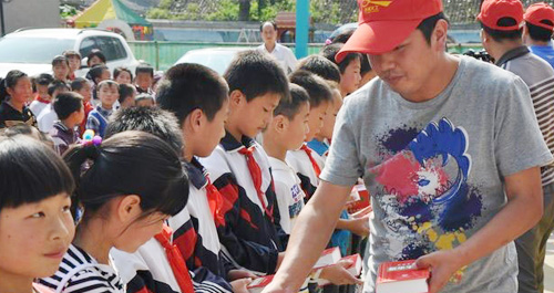 “爱心字典，点亮人生”捐赠活动进巡检镇中心小学