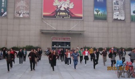 商州区村民自发组织跳起广场舞