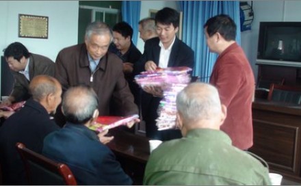 商南县慈善协会向老年朋友赠送慰问金