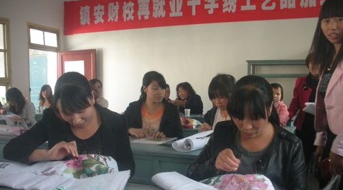 镇安举办第三期再就业十字绣工艺品加工技术培训