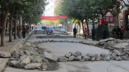 洛南对城区破损街道路面进行修补