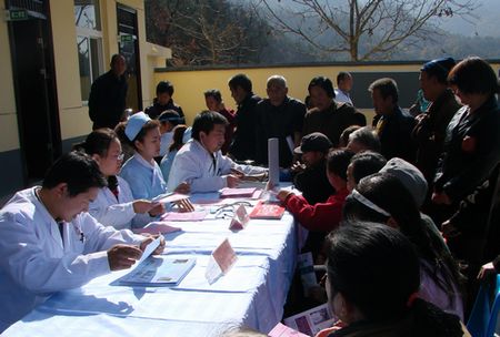 丹凤县中医院为群众义诊